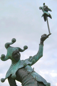 statue of a jester in avon England